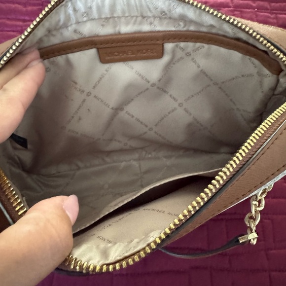 Michael Kors White and Tan Crossbody Bag with Gold Chain - Picture 3 of 4